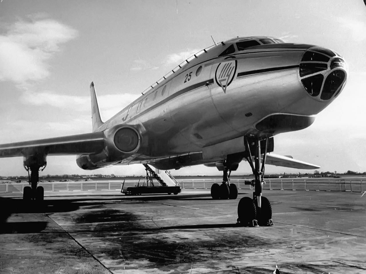 самолет Ту-104