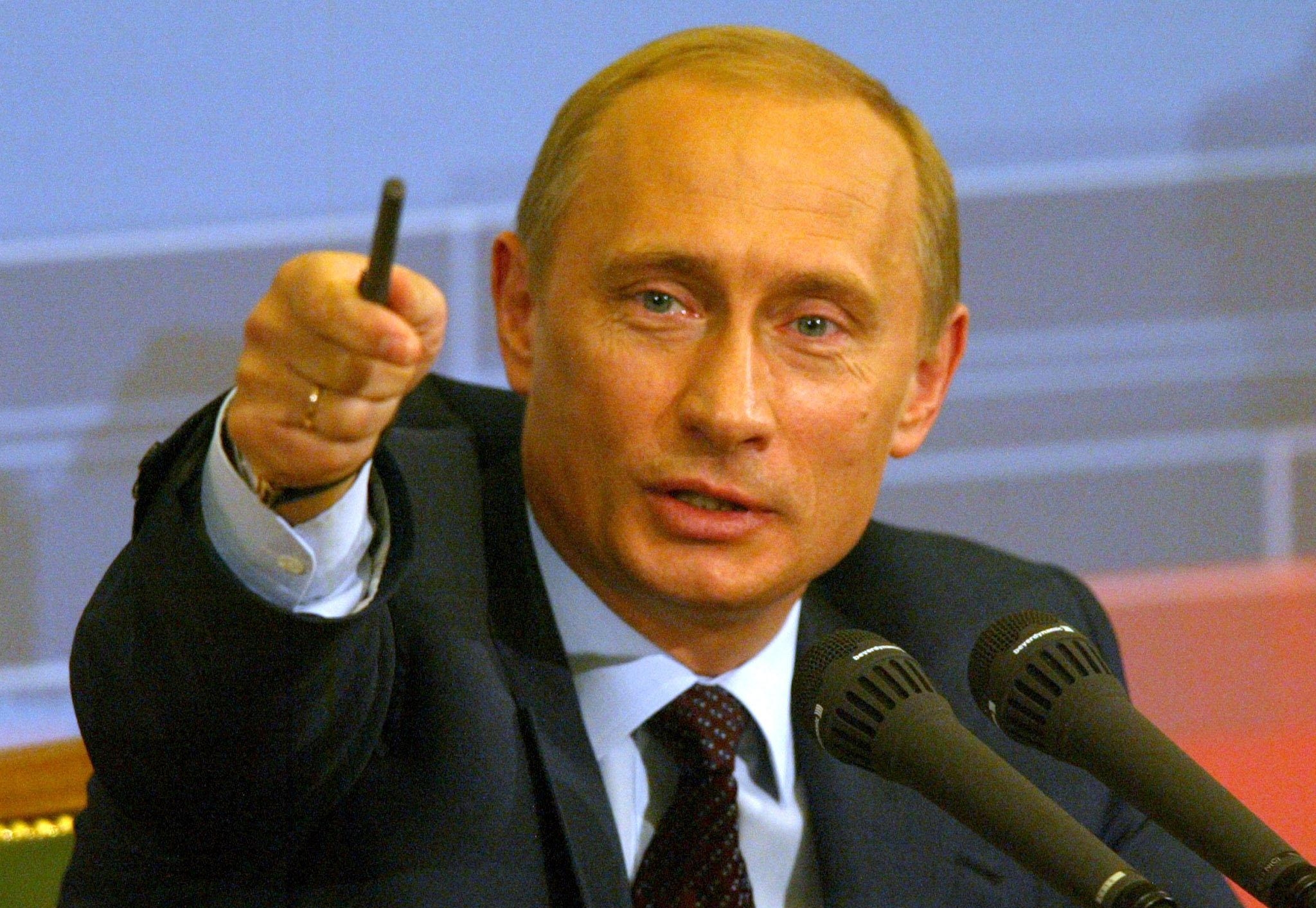 1.6 Путин показывает ручкой